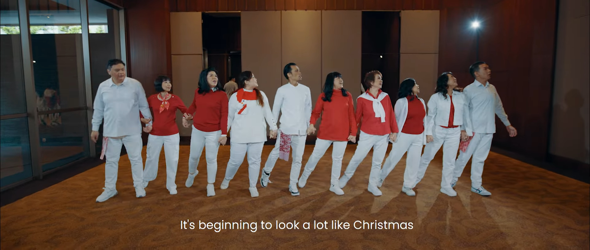 (7) It_s Beginning to Look Like Christmas - APERTO Singers 2024 (8)